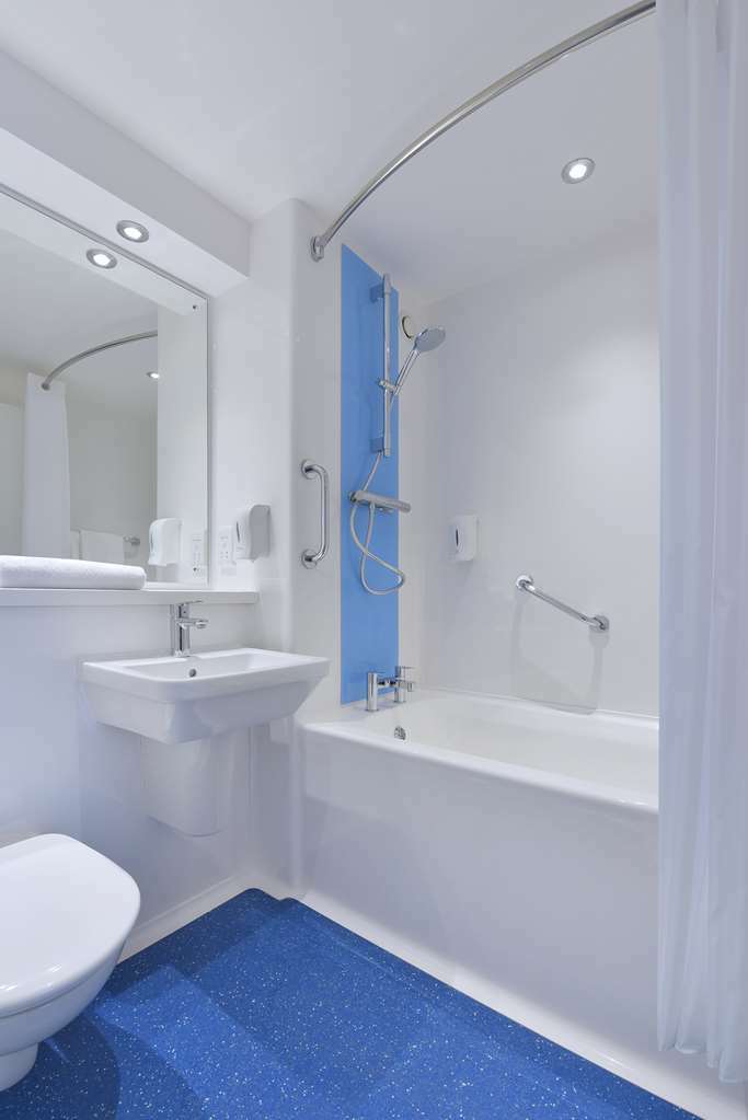 Travelodge Chester Warrington Road Room photo